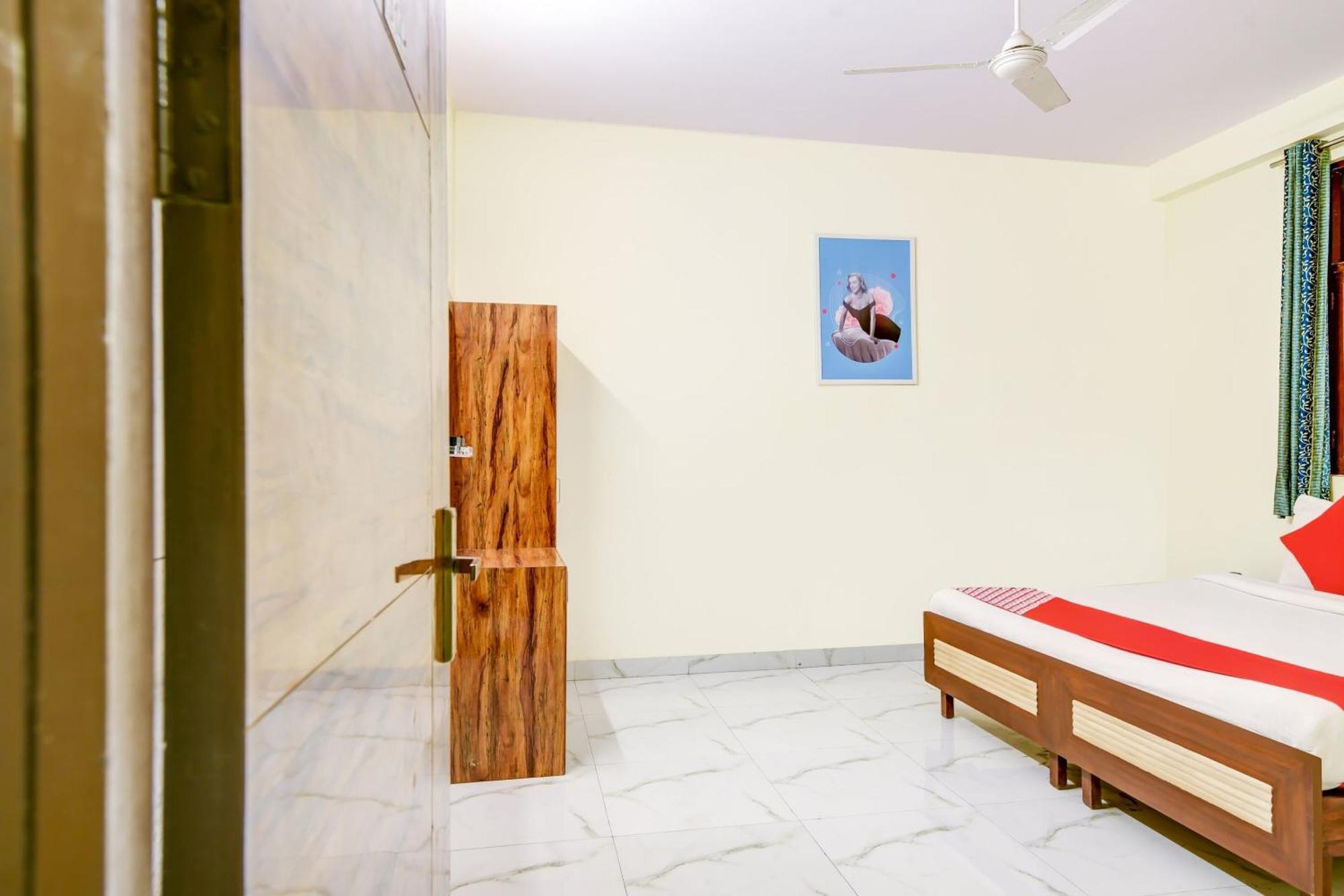 Hotel O 74192 Vishwakarma Palace 德里 外观 照片